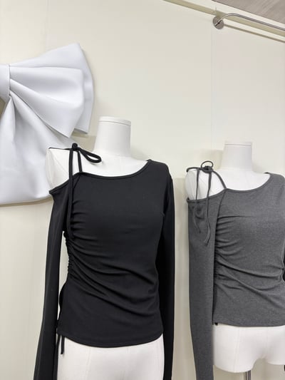 斜肩綁帶側抽繩開衩長袖上衣3