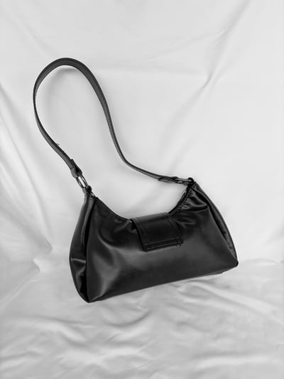 【限量現貨】磁吸皮帶釦軟皮彎月腋下包2