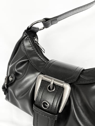 【限量現貨】磁吸皮帶釦軟皮彎月腋下包6