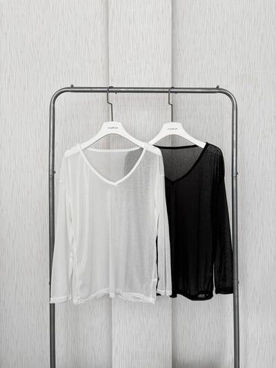 度假必備.ᐟ大V領透膚素面罩衫1