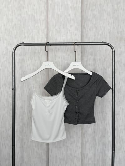 【限量現貨】圓領排扣短袖上衣(附白色三扣蕾絲背心)5