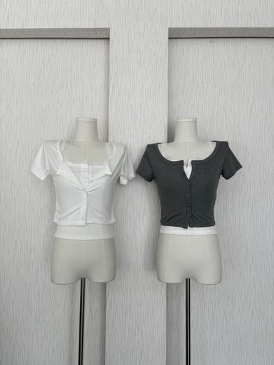 【限量現貨】圓領排扣短袖上衣(附白色三扣蕾絲背心)1