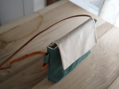 【福利品】30. 小蠟斜背包 湖水藍綠 x 生成白 6  折3