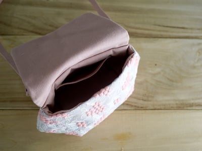 【福利品】91. 莓果刺繡小肩包 莓果粉 5 折7