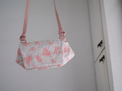 【福利品】91. 莓果刺繡小肩包 莓果粉 5 折2