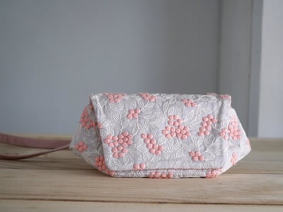 【福利品】91. 莓果刺繡小肩包 莓果粉 5 折1