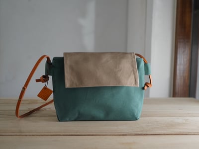 【福利品】31. 小蠟斜背包 湖水藍綠 x 卡其綠 6  折1