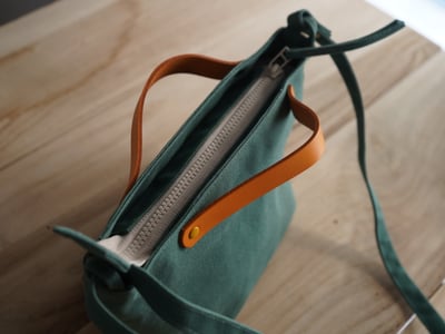 【福利品】85. 拉鍊小托特包 湖水藍綠 5 折3