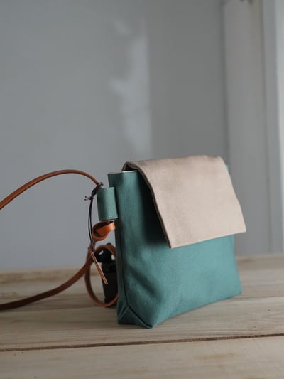 【福利品】31. 小蠟斜背包 湖水藍綠 x 卡其綠 6  折5