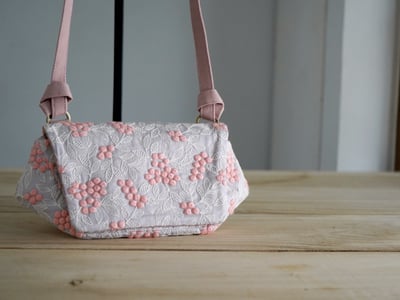 【福利品】91. 莓果刺繡小肩包 莓果粉 5 折4
