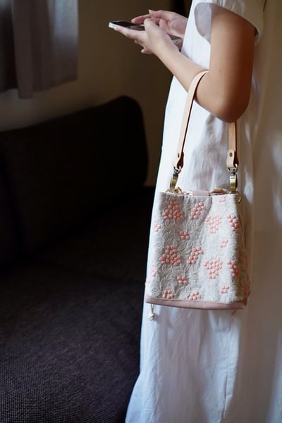 刺繡莓果小水桶包10