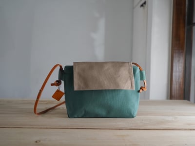 【福利品】31. 小蠟斜背包 湖水藍綠 x 卡其綠 6  折4