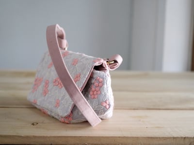 【福利品】91. 莓果刺繡小肩包 莓果粉 5 折5