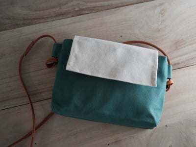 【福利品】30. 小蠟斜背包 湖水藍綠 x 生成白 6  折2