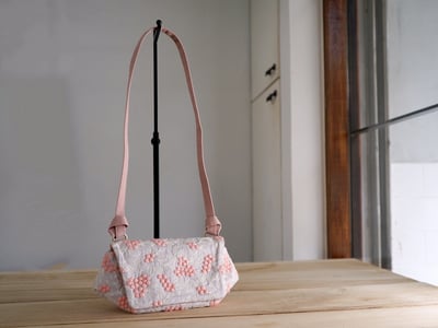 【福利品】91. 莓果刺繡小肩包 莓果粉 5 折3