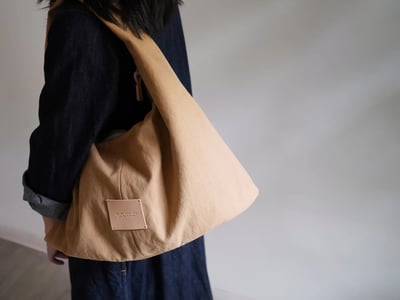 皮革五金組：SOFT拉鍊肩背包1