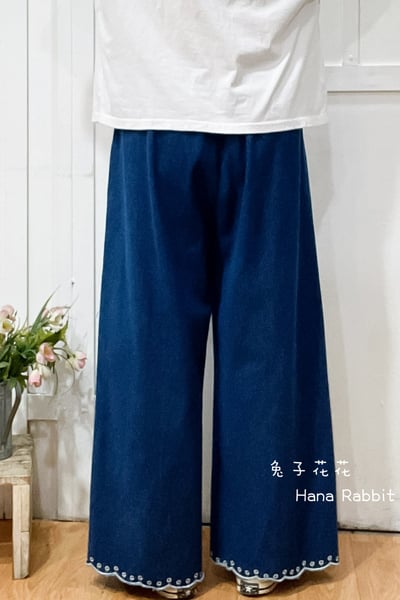 日系刺繡花闊腿丹寧造型褲 138373