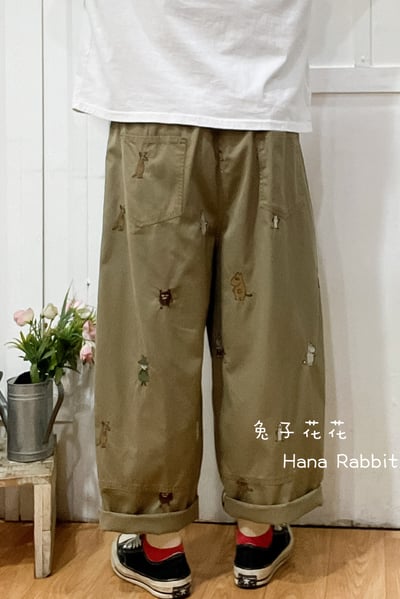 日系刺繡童趣棉麻哈倫褲(卡其) 134843