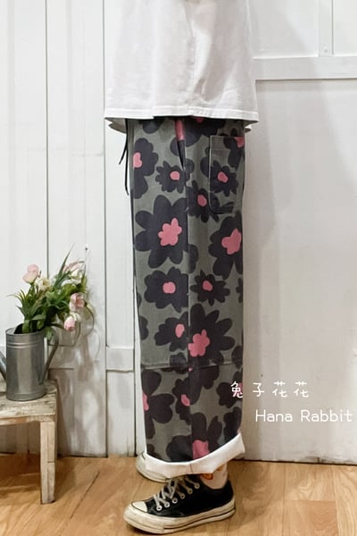WE家水洗大花朵九分造型褲(灰) 177062