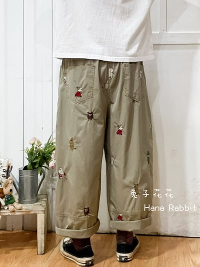 日系刺繡童趣棉麻直筒褲(卡其) 135163
