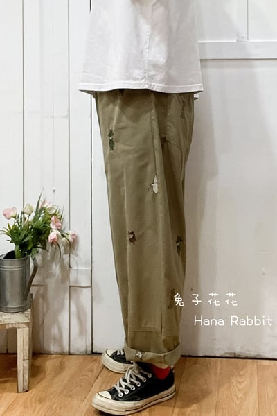 日系刺繡童趣棉麻哈倫褲(卡其) 134842