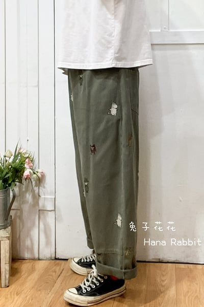 日系刺繡童趣棉麻哈倫褲(灰綠) 134842