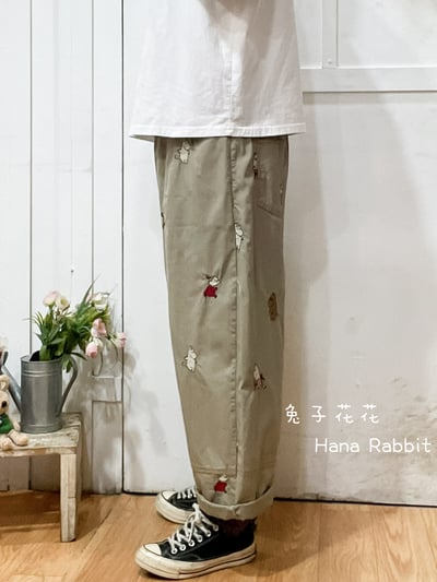日系刺繡童趣棉麻直筒褲(卡其) 135162