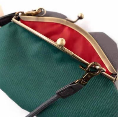 日系可愛青娃口金斜背小包 119633