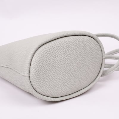 典雅德比抽繩真皮側揹桶包6