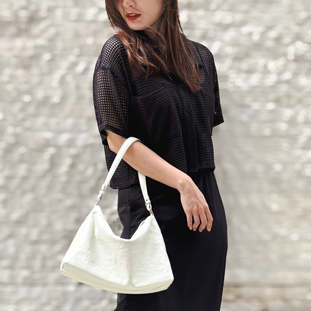 VegTa牛皮空氣雕塑軟包-雲白2