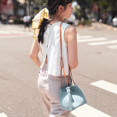 單寧牛奶盒真皮多用包-淺藍1