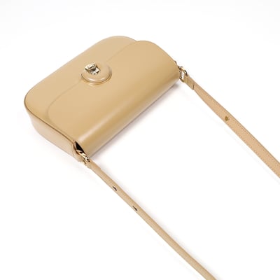 真皮造型扣環方包1