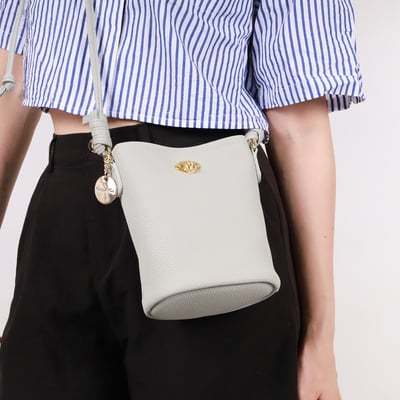 典雅德比抽繩真皮側揹桶包4