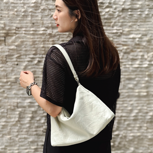 VegTa牛皮空氣雕塑軟包-雲白13