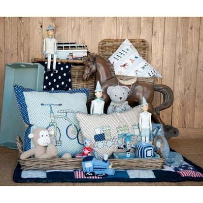 ★寶藏清倉★【德國 Heidi 童趣家飾】粉藍坐姿小木偶 - 中3