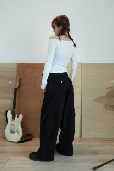 B04 皮帶釦印花上衣10