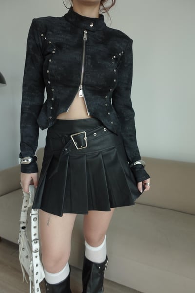 卯釘字母拉鍊上衣1