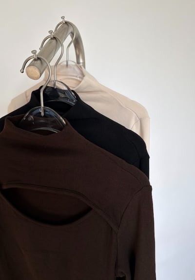 B05 設計感挖胸高領上衣16