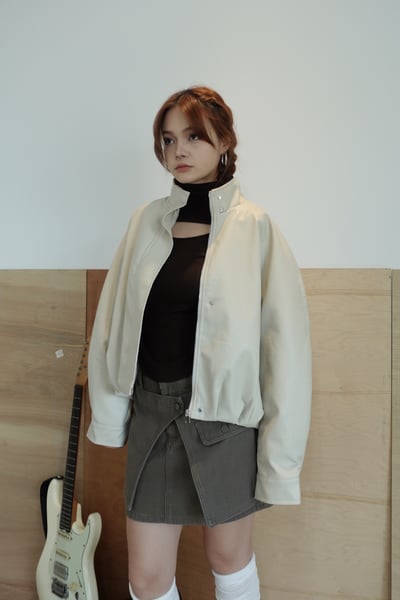 B05 設計感挖胸高領上衣4