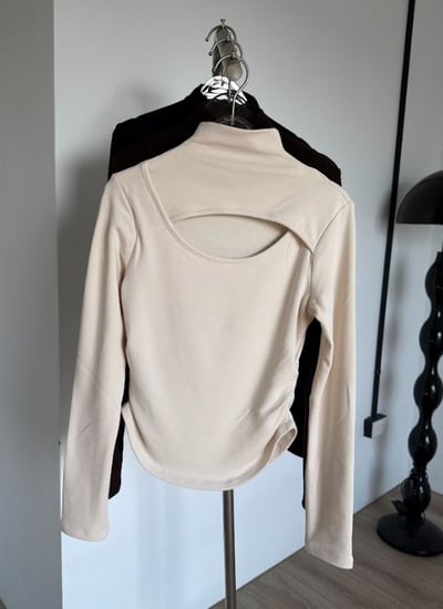 B05 設計感挖胸高領上衣15