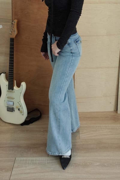 B12 瘦瘦腿牛仔喇叭褲(附皮帶)3