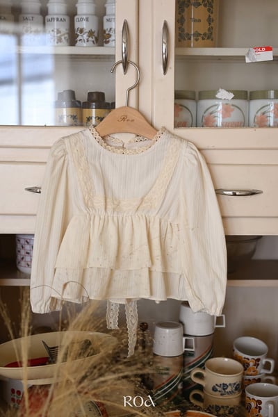 蕾絲領長袖上衣 (2色)14