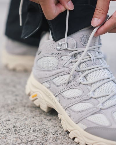 Merrell Moab 3 Mid Waterproof 防水輕量登山健行鞋 男/女款 淺灰色13