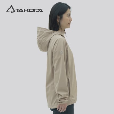 TAKODA Mni 輕薄防風透氣連帽機能外套 女款 淺卡其色2
