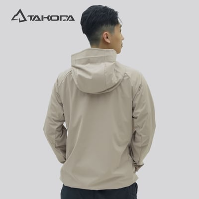 TAKODA Mni 輕薄防風透氣連帽機能外套 男款 淺卡其色2