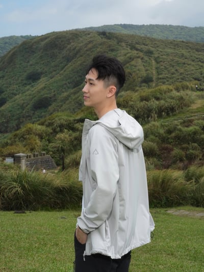 TAKODA Mni 輕薄防風透氣連帽機能外套 男款 淺灰色9