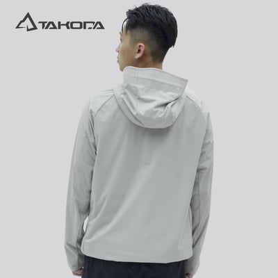 TAKODA Mni 輕薄防風透氣連帽機能外套 男款 淺灰色3