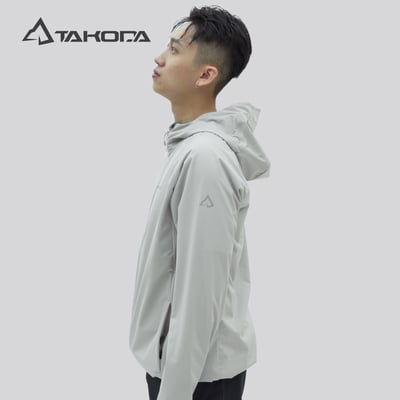 TAKODA Mni 輕薄防風透氣連帽機能外套 男款 淺灰色2