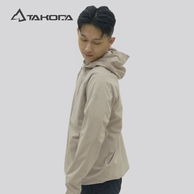 TAKODA Mni 輕薄防風透氣連帽機能外套 男款 淺卡其色3