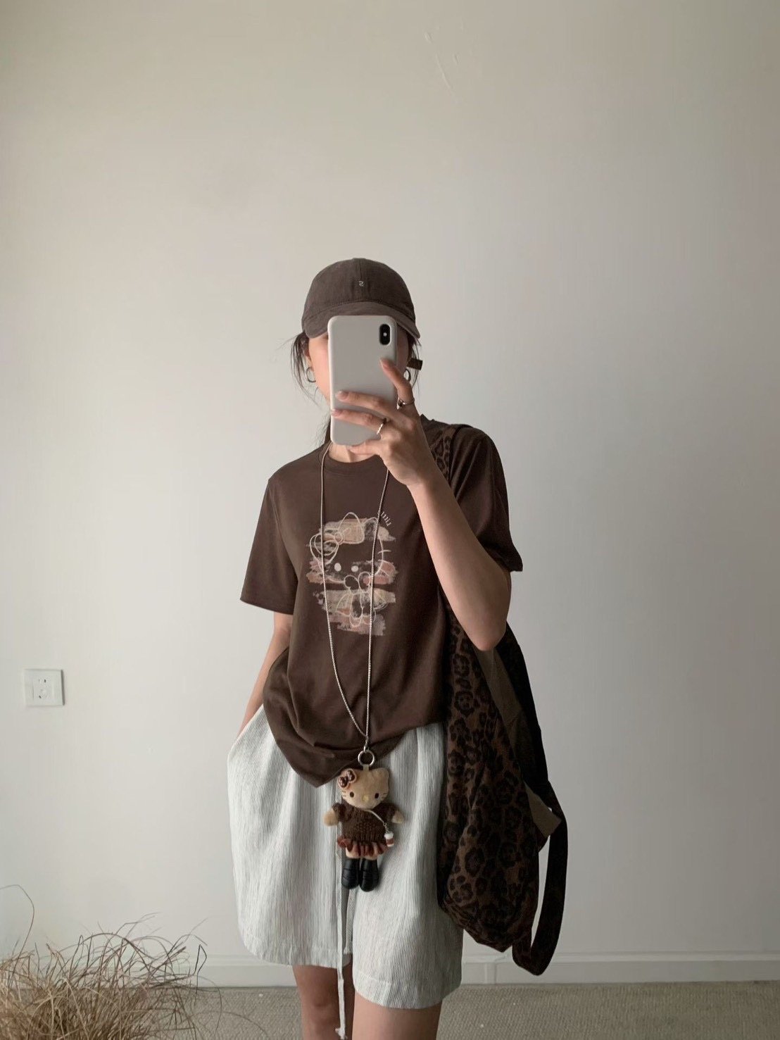 復古塗鴉Kitty印花短TEE+娃娃項鍊